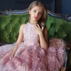 2024 Puffy Princess Flower Girl Dress Luxury Feather O- Neck ärmlös Baby Birthday Party Ball klänning Barn Första nattvardsblod