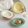 Talerze w kolorze kremowym ceramicznym obiadem słomka kapelusz płaskowy