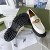 Klassischer Gummiboden, Buchstabe, flacher Absatz, Luxus-Designer-Schuhe, Metallknopf, Damen-Leder-Loafer, polierte Rindsleder-Loafer