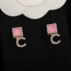 2022 Boucle d'oreille de goujon de charme de qualité supérieure avec forme carrée et conception de mots conception de cristal rose diamant scintillant pour les femmes mariage 265h