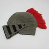 Nuovi cappelli divertenti fatti a mano invernali Cool Red Nappel Roman Knight Helmet Beanies Beanies Cosplay Caps Regali per la festa del bavaglio femminile maschile