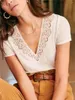 Camisetas para mujeres bordado para mujeres hueco camiseta con cuello en V 2023 Summer All-Match Lace Lace Trim Manga corta Simple Tee Top