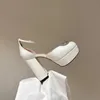 Famose scarpe di marca di design femminile, sandali scarpe romane con tacchi bianchi con tacchi alti tacchi alti marchi da donna sandali in pelle di brevetto estivo femminile femminile