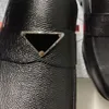Saffianos Leather Loafers Mocassinis i Saffianos Colore Nero Black 2DB1 LOGO Triangolo Smaltatos i Metallo New Designer Business Comfort Cowhide Leather Shoes