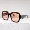 Simbolo della lettera PR occhiali da sole Strama acetato Design oversize con sfaccettature geometriche complesse sui bordi Design tridimensionale di templi con logo PR PR28Z