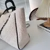 Luxe lamb Motot Handtas Designer TOTE TAG Airport Tote Pakket Grote capaciteit Draagbare vierkante tas Zwarte ketting Crossbody Handtas Luxurys Designer Tassen