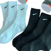 Herr- och kvinnors förtjockade sportstrumpor högkvalitativ bomullsdesign Klassisk vit och svarta handdukstrumpor Geometriska mönster Knästrumpor Athletic Socks