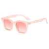 Lunettes de soleil Retro Square Femmes Clear Ocean Lens Shades UV400 Fashion Rivets Decoration Men Tenday