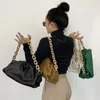 이브닝 가방 2023 핸드 헬드 숄더백 두꺼운 체인과 주름진 구름 패턴 크로스 바디 여성 고급 디자이너 핸드백