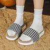 Slippers 2023 Spring and Automn Style Home Femme's Plaid Plaid Fashion décontractée Fashion épaisse semi-slip Slip Slip-ons chaussures