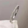 Inbeaut 18K Weiß Gold plattiert Diamond Test Runde Ausgezeichneter Schnitt 0 1 CT Mikro D Farbe Moissanit Ring 925 Siver Party Schmuck X2289