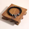 Strand Yuokiaa 8mm Natural Glossy Black Agate Energy Bead Lotus Pod Charm Armband Yoga Spiritual Meditation Stress Ledande smycken