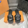 Sandal Slipper Kadın Lüks Tasarımcı Terlik sığ plaj boş zamanları kapalı tam aksesuar seti bayanlar için yaz terlikleri kutu ile sandalet