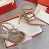 Femmes de haut niveau Luxurys Designers Chaussures 10 cm High Heel Balck en cuir breveté Boutelle bouclée talons de cage sandales