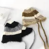 Bérets coréens en peluche en tricot pullaire chapeau d'hiver pour l'hiver pour femmes épissage polyvalent à lacets à lacets à lacets à rayures Protection d'oreille