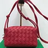 Ny high-end liten fyrkantig väska handhållen crossbody väska fashionabla kvinnors väska kameraväska tredimensionell och mångsidig kvinnors pendlingsväska