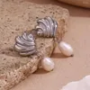 Orecchini a pennagliere a forma di onda di capesante che parlano di perla d'acqua dolce per donne gioielli in acciaio inossidabile di lusso