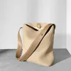 Bolsas de noite Luxo feminino 2023 Design de foco pequeno bolsa de caçamba de couro de couro simples simples de mão de um ombro crossbody macio