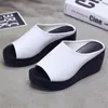 Slippers Female Chaussures Ladies Peep Toe Med Big Size Platform sur un coin 2023 Girl Slides Fabric Pu Scandales Basic