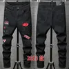 Mäns jeans 2024 Cool män Slim Fit Patchwork Male Retro Denim Casual broderade röda blommor Pants Pocket Y2K Punk Pojkvän byxor