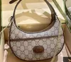 2024 Moda Hobo Crossbody Bag Metal Bodysam Renk Logosu Kadınlar Büyük Kapasiteli Omuz Çantası Kadınlar Yarımoon Çantalar Koltuklu Çanta Ladiespurses Cüzdanlar