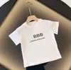 2024 Nyaste designer baby barnkläder pojkar flickor sommar lyxjacka t skjortor barn t-shirts barn topp tees klassiska brev tryckta kläder tees tshirts shorts set set