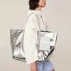 Sacs à bandouliers Métalliques en cuir argent métallique pour femmes grandes sacs fourre-tout