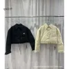 Miui Miui Puffer Jacket 23 Höst/vinter Ny nischdesign, ren och enkel, full av gata modeutseende, kort down jacka