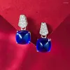 Boucles d'oreilles étalon européen et américain S925 Silver incrusté 8 Royal Blue Sugar Tower pour les femmes avec un noble tempérament élégant