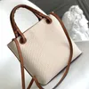 10A Luxur Designer Tote Bag Amazona Mini Woven Handtag används i denna lilla storlek med hjälp av kohudsläder Crossbody Bag 22*9*19,5 cm