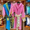 Fur Velvet Bathrobe Robe Designers Baroque Fashion Fashion Pyjamas Mens Women Lettre Jacquard Printing Barocco Print Sleeves 952