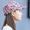 Ball Caps kpop Мужчины женщины бейсбольные шляпы граффити буквы веганский кожаный хлопковой дышащий уличный мода Солнечный спорт Хипхоп