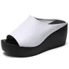 Slippers Female Chaussures Ladies Peep Toe Med Big Size Platform sur un coin 2023 Girl Slides Fabric Pu Scandales Basic