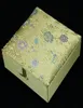 Silk Brocade smycken presentförpackningar Square Cotton Filled Keepsake Box High End Bangle Armband Box 2PCSlot Mix Color 1129624