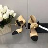 Designer Flores Mulheres sandálias Pearl Moda de verão Sapatos altos tamanhos femininos 35-41 calçados de luxo calçados de vestido de vestido sapatos de couro genuíno sapatos casuais