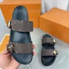 Sandals de couro de grife homens Mulheres chinelas de mulas planas lâminas frias sem esforço 2 tiras com fivelas de ouro ajustadas Tamanho do verão 35-46