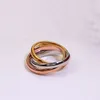 Hochwertiger Ring aus Edelstahl drei Ringserien, drei Farben 18K Gold mit Retro-Schmuck, drei modische High-End-Diamanten, exquisite Liebesgeschenke