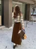 Chaqueta corta a cuadros vintage exterior de invierno coreano abrigo con cuello vuelto falda larga plisada moda elegante conjunto de dos piezas para mujeres 231225