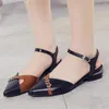 Sandaler kvinnors spetsiga skor Fashion Square High Heel tofflor Ankelbältet Sandal