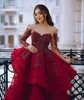 Abiti da ballo con perline rosse Abiti da sera in pizzo a maniche lunghe Scollo a barchetta trasparente Lunghezza tè Tulle Abiti formali a strati per occasioni speciali