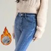 Zimowe kobiety śnieg ciepłe pluszowe dżinsy termiczne spodni termiczne dżinsy termiczne swobodne, chude grube polarowe nogawki żeńskie retro niebieskie spodnie 231225