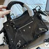 2024 New Locomotive Bag Renowned Designer Solid Color Retro Fashion Metal Rivet Womens Queen Dinner Date Travel Match Single Item 240122 240131