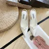 Designers glider kvinnor mode sandaler platt glider patent läder flip flops skor svart vit toffel pumpar toffel plattform sandal