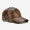 Caps de bola Hot Sale Hot Men Genuine Cowide Leather Baseball Cap casual Cheatra real Chapéu outono Inverno Inverno Real Capinho de couro Caps de proteção de ouvido J231223