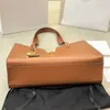 Bolso de diseñador de totalizadores Bolso de mano grande Bolsos de mujer Bolsos de totalizadores Bolsos de lujo Bolsos de moda clásicos de color sólido con cerradura 230715