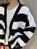 Женские трикотажные футболки Дизайнерский бренд Черно-белый толстый полосатый вышитый вязаный кардиган с v-образным вырезом для женщин Средней длины Повседневный свитер большого выпуска