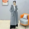 Trench Coats de femmes Miyake Fashion plissée Longbreur de vent Femmes Femmes Simple Couleur solide Coat à capuche 2024 Vêtements de printemps
