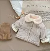 Daunenmantel 2023 Baby Winter für Jungen und Mädchen Koreanische Ausgabe Karierter kleiner Bär mit Baumwollclip Warme verdickte Kinderkleidung D Otyvf