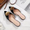 Les pantoufles couvrent les mules d'orteil pour les femmes 2023 Chauffes de grande taille Chaussures Flat Low Rivet Pantofle Glissages Point Summer Pu Metal Decora