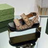 Высококачественные модельерные дизайнерские сандалии повседневные плоские каблуки подвесные ремни Canvas Printed Comense Beach Shoes Подличная кожа классическая металлическая пряжка